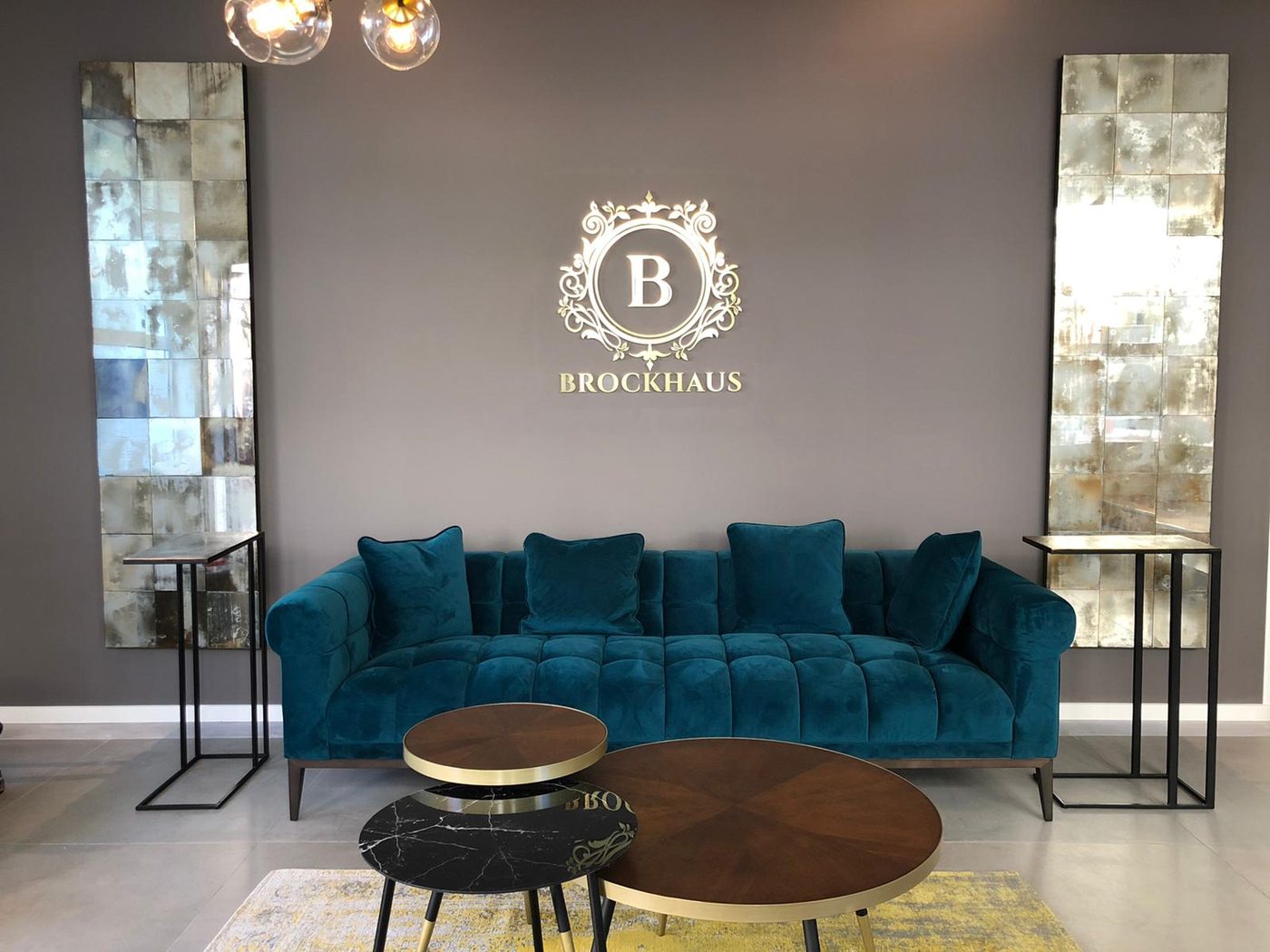 3D-Buchstaben Brockhaus an der Wand mit Showroom-Interior