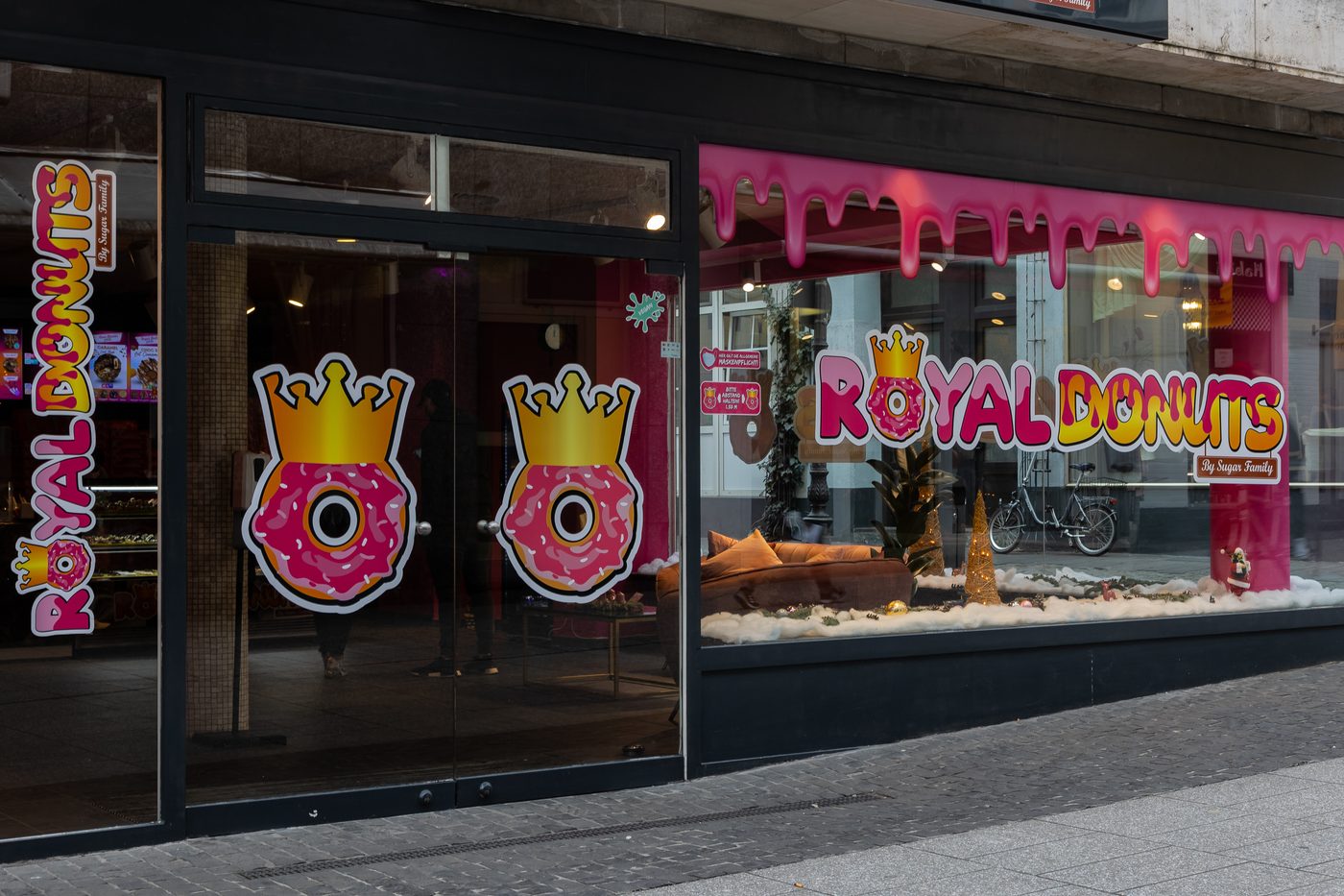 Schaufensterfolierung Royal Donuts mit pinker Beschriftung